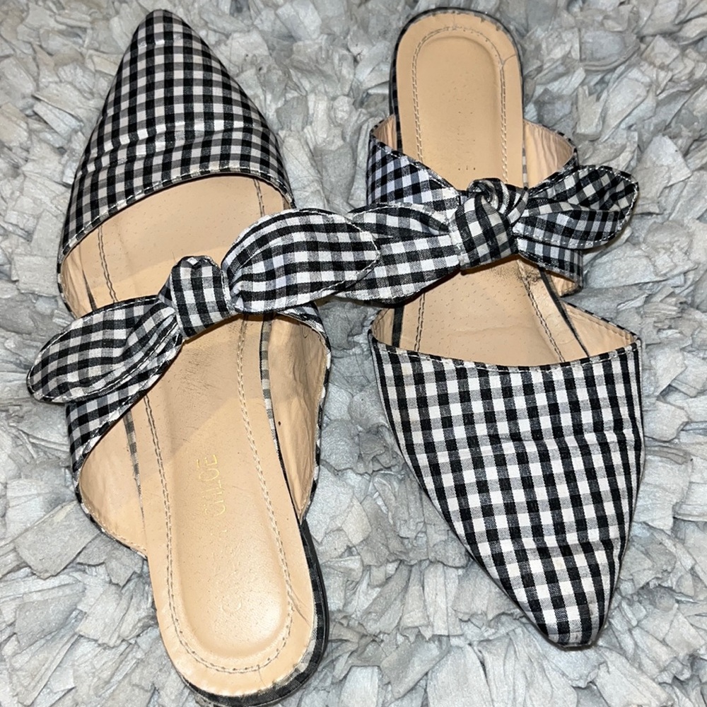 CHASE + CHLOE FLATS